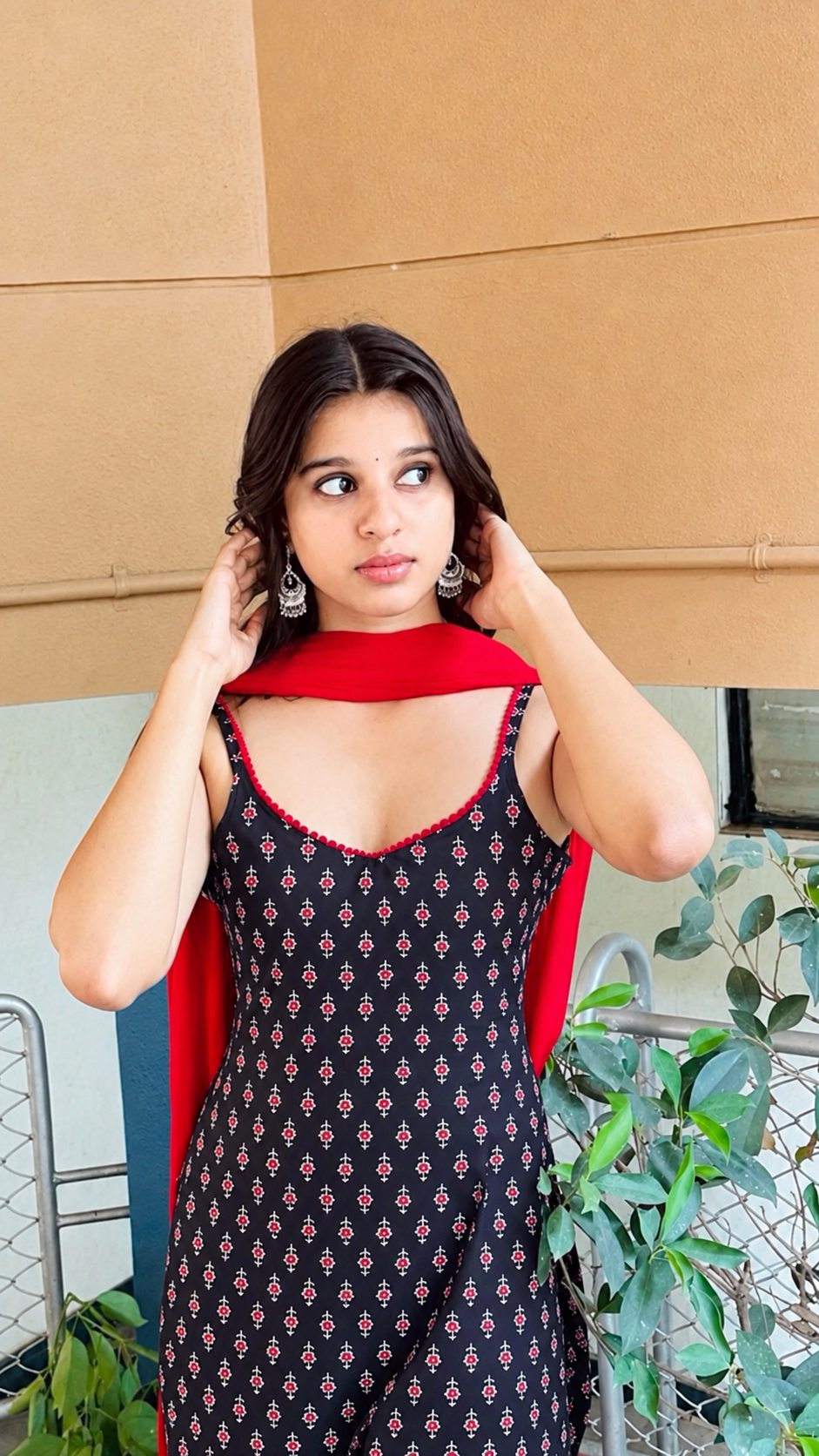 black gamthi suit set